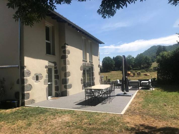 Location de vacances pour 8 personnes, avec Terrasse ainsi que Jardin et Piscine à Jussac