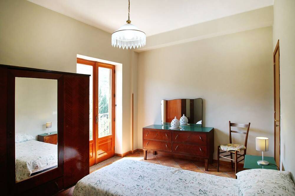 Apartamento inteiro, Il Giardino al Mare di Anna is an apartment located on the third and top floor of an old manor house, surrounded by the countryside of the Piana di Caronia and just a few steps from the sea.The apartment features a spacious kitchen-living area with a sof in Caronia, Messina (província)