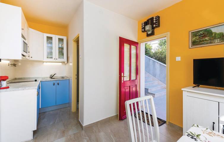 Appartement de vacances entier, Escapade en bord de mer : appartement confortable avec terrasse et mobilier de jardin, à 100 m de la plage in Rabac, Labin-Rabac