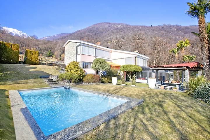 Ferienwohnung für 2 Personen, mit Terrasse und Pool, kinderfreundlich in Brione sopra Minusio