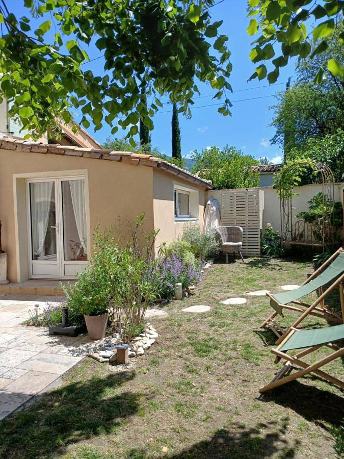 Gîte pour 2 personnes, avec vue et jardin ainsi que piscine et terrasse à Roche-Saint-Secret-Béconne - 3