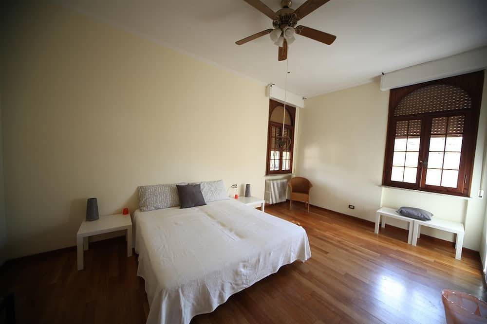 Sehr geräumige Villa in der Toskana mit großem Garten. Strand und Golfplatz zu Fuß erreichbar in Tirrenia, Pisa