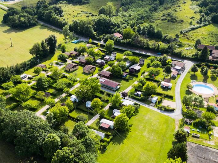 Camping pour 4 personnes, avec Terrasse ainsi que Jardin et Piscine
