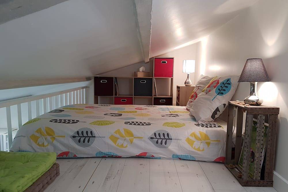 Country cottage in Futuroscope country/ Shared swimming pool in Gizay, Vienne