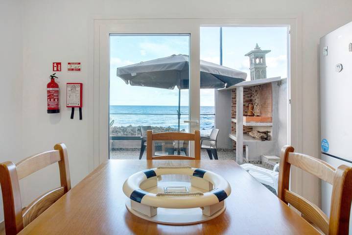 Entire apartment, Apartment 'Beach Front Flat' with Sea View, Private Terrace and Wi-Fi in São Vicente (Madeira), Madeira