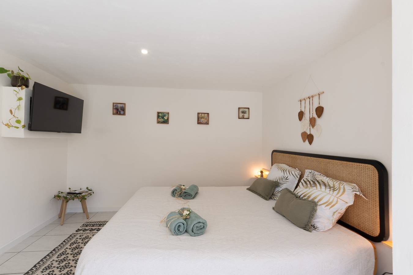 Vakantiehuis 'T1 Ardeche Vesseaux' met uitzicht op de bergen, gedeelde tuin & Wi-Fi, foto 9