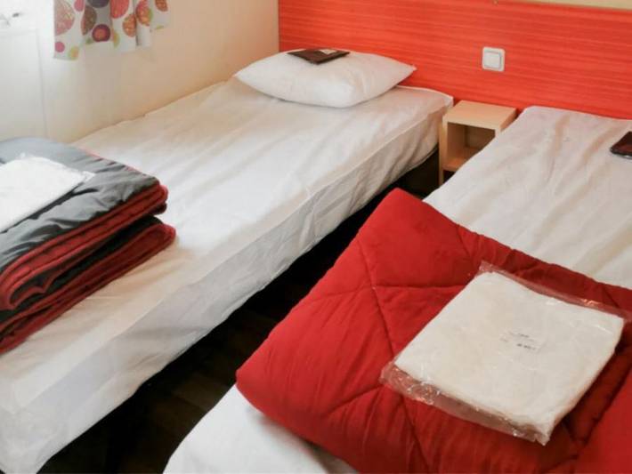 Camping Paradis - Les Palmiers - Mobilheim 4 personen - Mh 2 Ch Komfort 4pers + Halbüberdachte Terrasse in Saint-Philibert, Côte des Mégalithes
