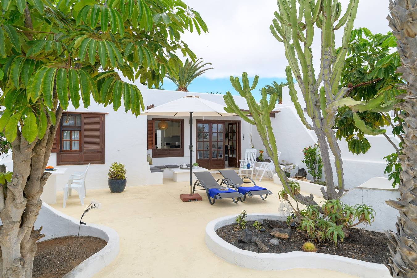 Apartamento entero, Apartamento vacacional Puerto Chico C junto a la playa con piscina compartida y Wi-Fi in Playa Blanca, Yaiza