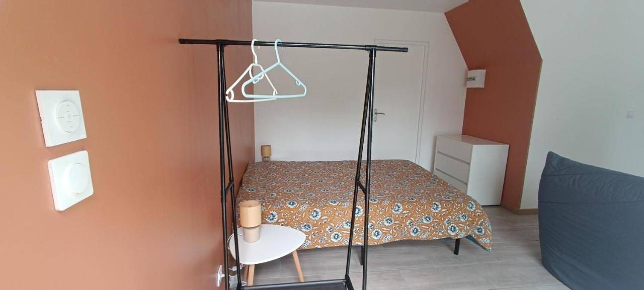 Appartement de vacances entier, Chambre indépendante avec Sdb in Parigné-l'Évêque, Sarthe