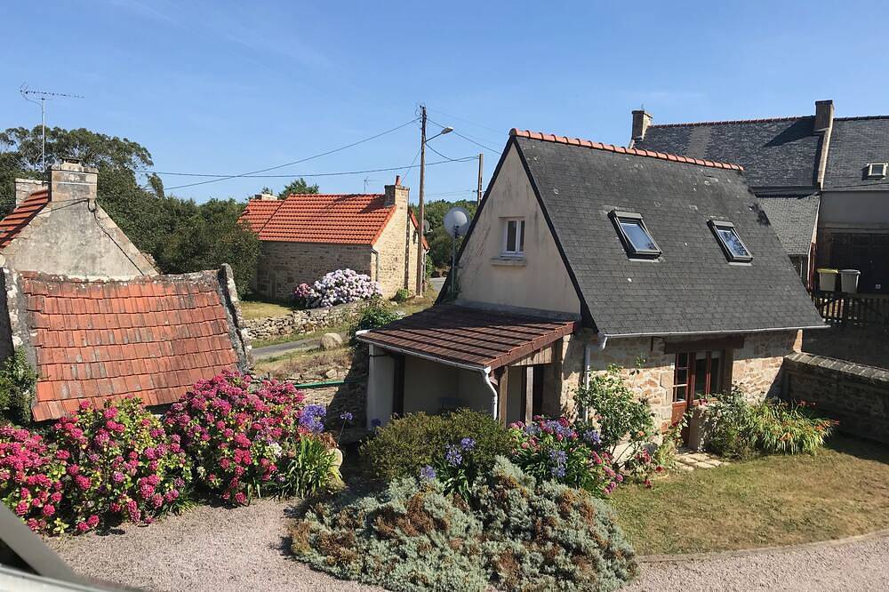 Stone character house 500 m from the sea on the pink granite coast in Pleumeur-Bodou, Pink Granite Coast