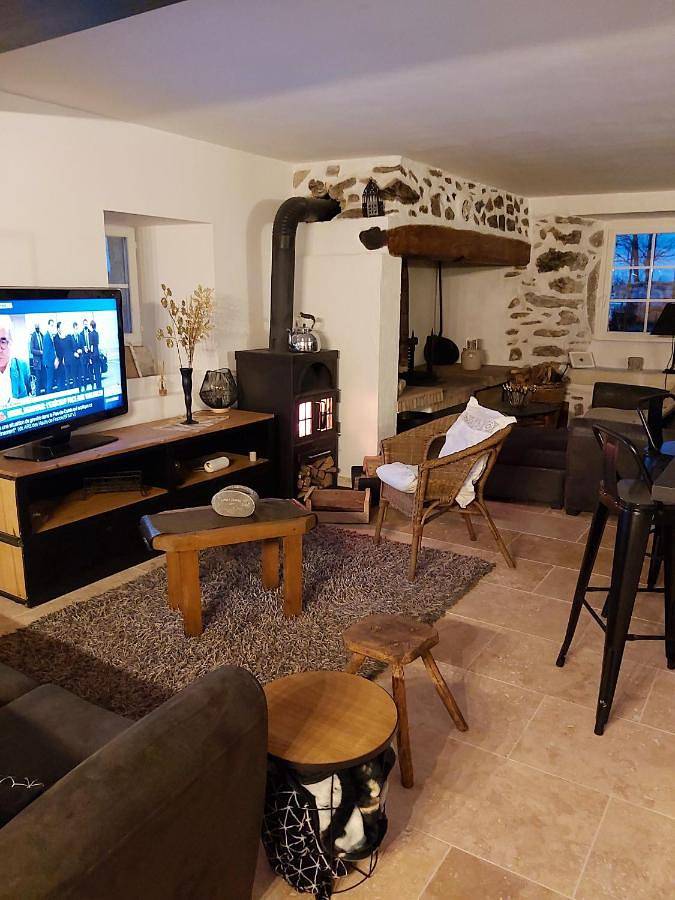 Location de vacances pour 7 personnes, avec terrasse ainsi que jardin et sauna à Lanarce - 4