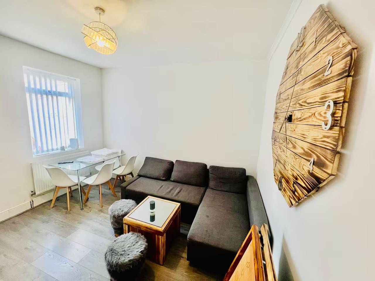 4-Bed House, Sleeps 9 w Garden & On-Street Parking in Liverpool, Merseyside