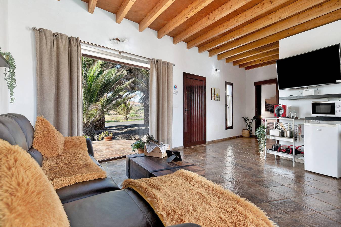 Casa Vacacional 'Guenia I' con Vista a la Montaña, Wi-Fi y Aire Acondicionado in El Mojón (Lanzarote), Teguise