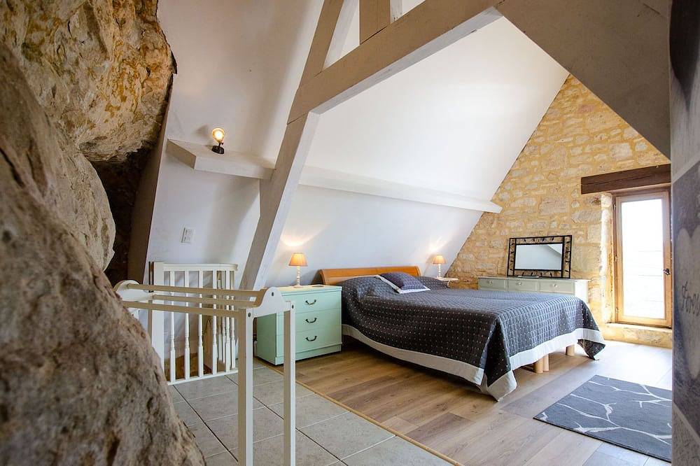 Unusual gîte, Le Troglodyte with panoramic view in Domme, Périgord Noir