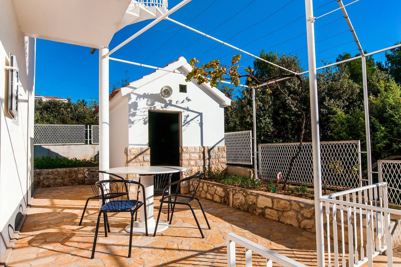Ganze Wohnung, 3-Zimmer-Ferienwohnung mit Balkon und Meerblick Kanica, Rogoznica -b in Kanica, Razanj