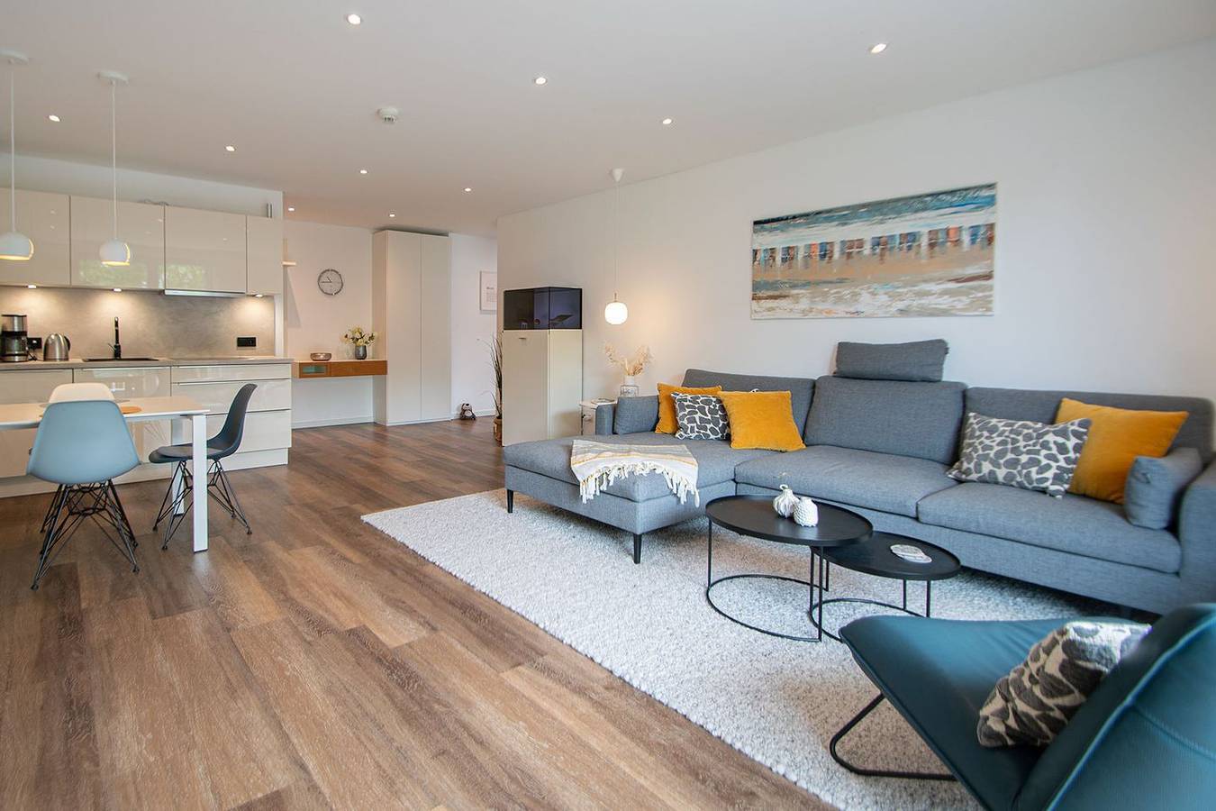 Ganze Wohnung, 89qm Luxus-Ferienwohnung mit zwei Schlafzimmern und mehreren Balkonen in Norderney