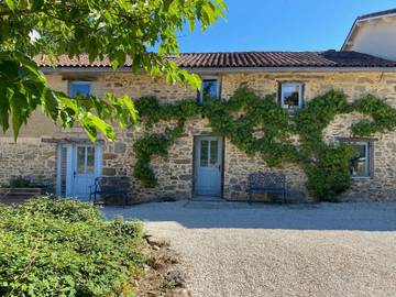 Gîte pour 6 personnes, avec terrasse ainsi que jardin et piscine, animaux acceptés à Saint-Léonard-de-Noblat