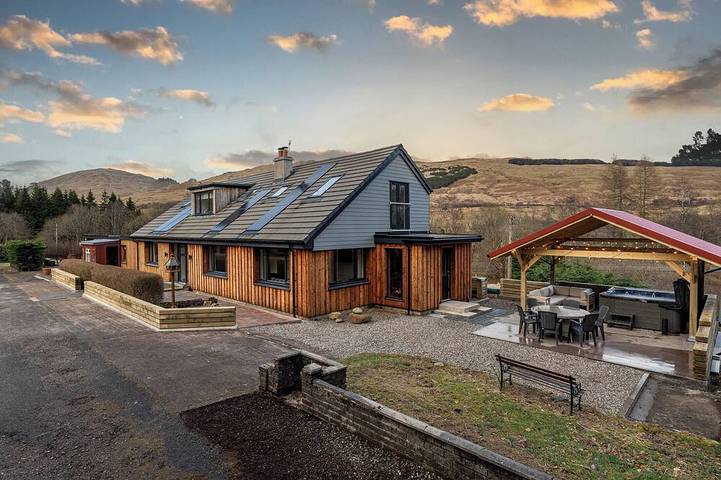 Holiday rental for 10 people, with garden and hot tub in Stirling region