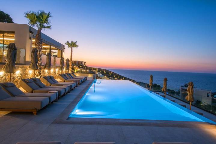 Appart’hôtel pour 2 personnes, avec vue ainsi que piscine et jardin, adapté aux familles