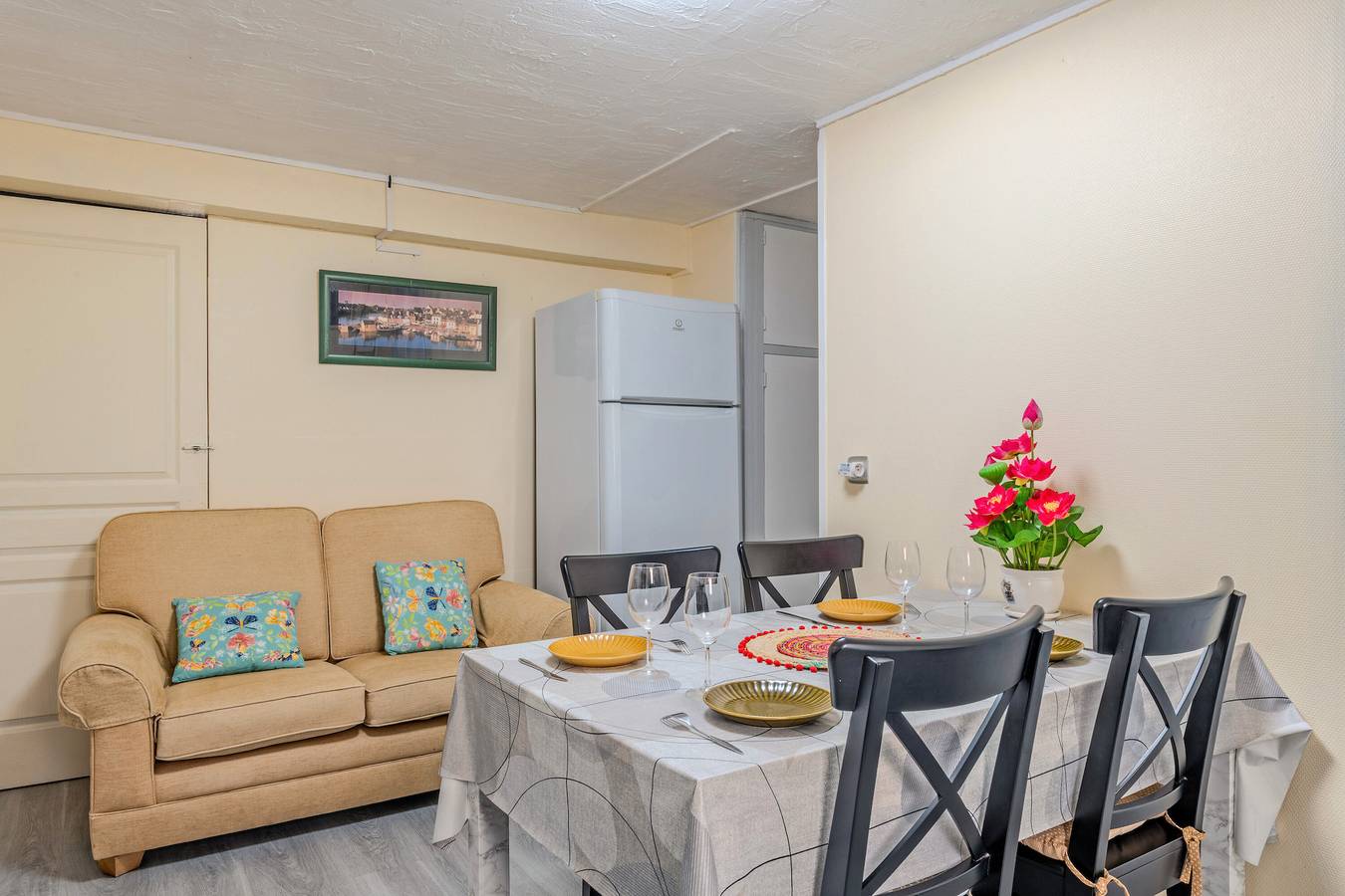Appartement entier, Appartement 'Location Meublé Ty Kim' avec terrasse partagée et Wi-Fi in Le Folgoët, Région de Brest