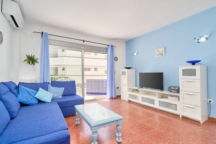 Entire apartment, Apartment 'Torresol 208' with Shared Pool, Wi-Fi and Air Conditioning in Playa de la Torrecilla, Nerja