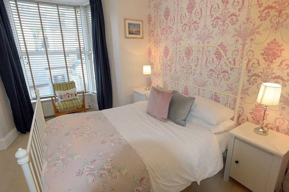 Cornish Pearl. Spacious three bedroom cottage 400 yards to the beach inc parking in St. Ives, Cornwall