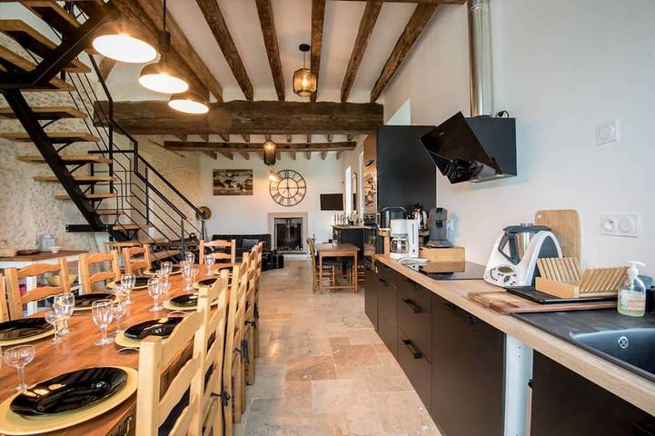 Location de vacances pour 15 personnes, avec jardin ainsi que jacuzzi et piscine à Briollay