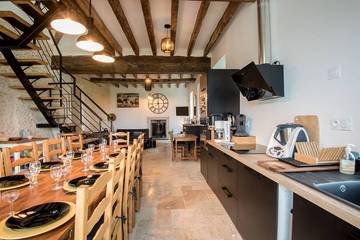 Gîte pour 15 personnes, avec piscine ainsi que jacuzzi et jardin à Briollay