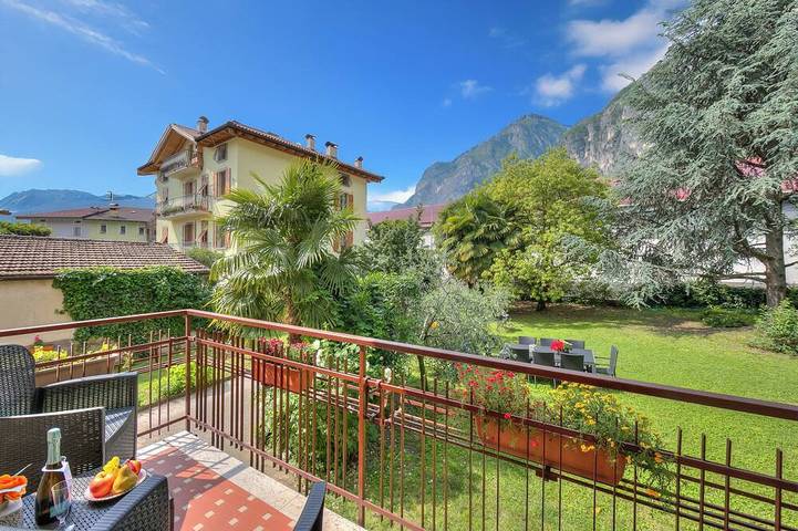 Location de vacances pour 7 personnes, avec jardin et balcon à Varone