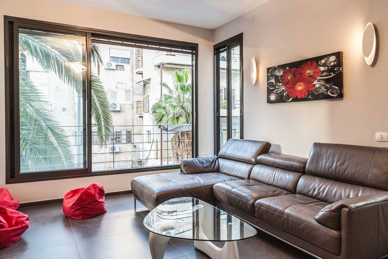 Entire apartment, Luxury 3Br Apt Centrally Located & 5-min to Beach in Tel Aviv, Tel Aviv District