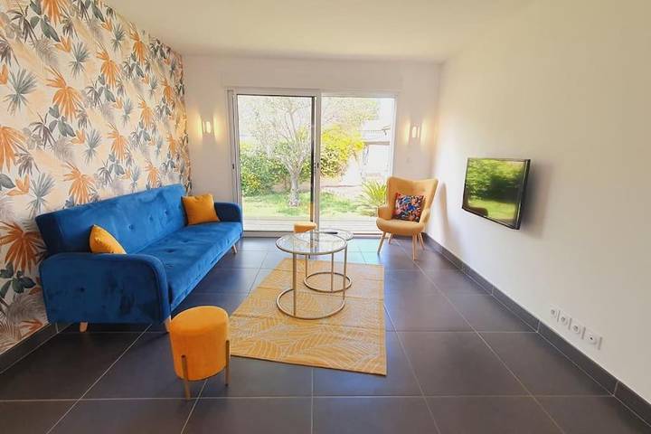 Location de vacances pour 4 personnes, avec vue ainsi que piscine et jardin à Saint-Nazaire-de-Pézan - 2