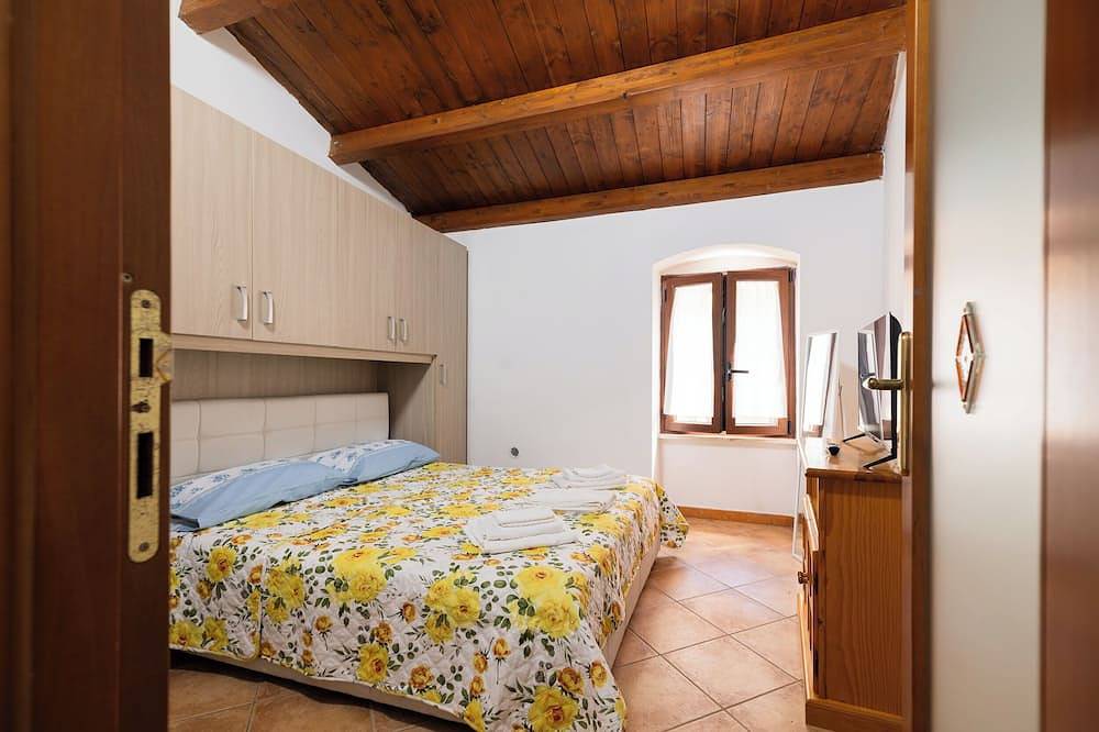 Cozy house in the center of town, minutes from nuraghi, domus and beaches in Ossi, Sassari Provinz