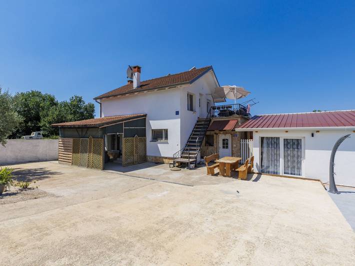 Feriehus for 5 personer, med terrasse og have - 1