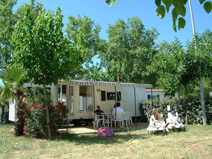 Camping pour 4 personnes, avec piscine et terrasse, animaux acceptés dans l' Hérault