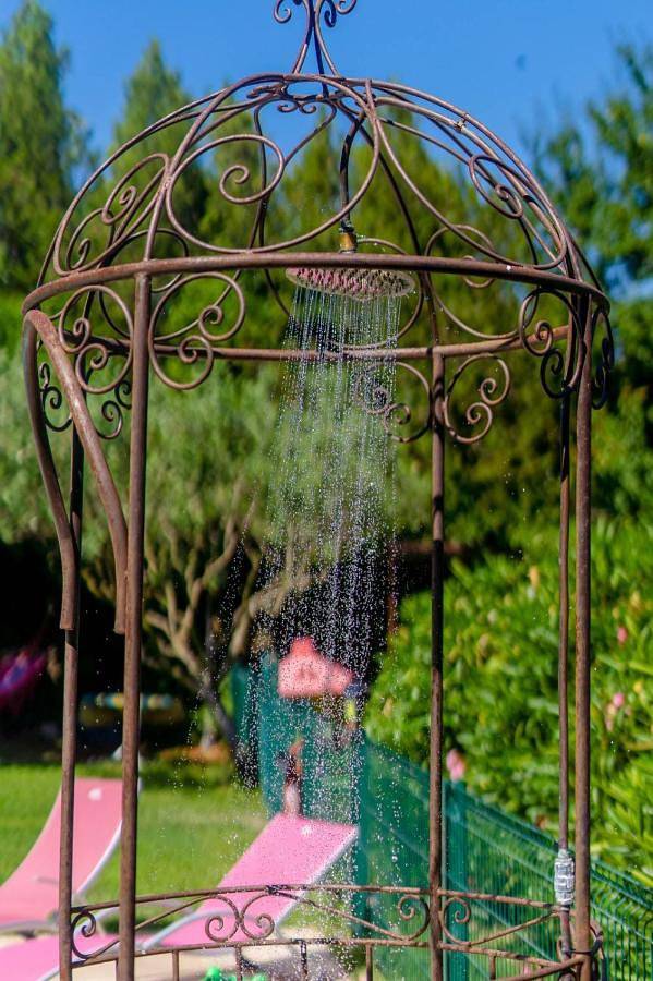 Location de vacances pour 12 personnes, avec jardin ainsi que vue et piscine, adapté aux familles à Sénas - 4