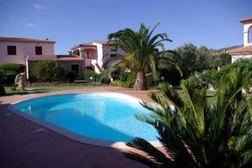 Gîte pour 4 personnes, avec terrasse ainsi que jardin et piscine à Monte Petrosu