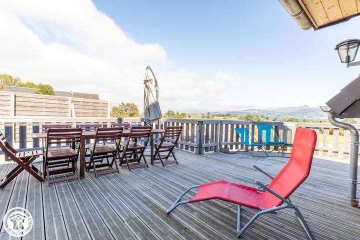 Gîte pour 9 personnes, avec Jacuzzi et Terrasse ainsi que Jardin et Vue à Saint-Sauves-d'Auvergne