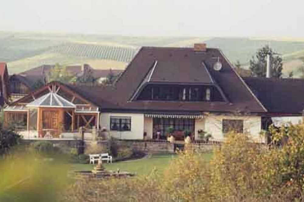Ganze Wohnung, Ferienwohnung mit Rundum-Wohlgefühl - Blick in den wunderschönen Garten in Sommerach, Fränkisches Weinland