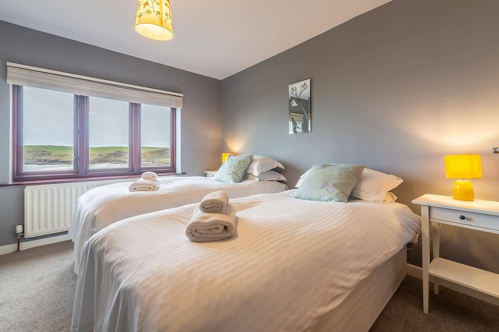 Pentewan is an attractive, modern holiday home, furnished to a high standard. in St Minver Lowlands, Pentire Point - Widemouth