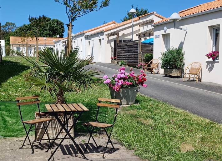 Gîte pour 8 personnes, avec terrasse ainsi que jardin et piscine à Olonne-sur-Mer - 2