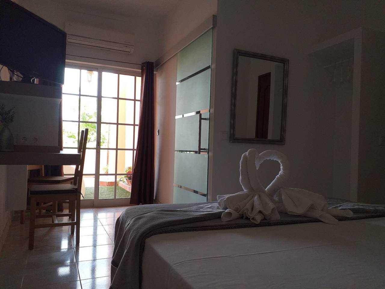 Zimmer 'South Side Guesthouse - Quarto W' mit Gemeinschaftspool, Wlan und Klimaanlage in Quelfes, Parque Natural da Ria Formosa
