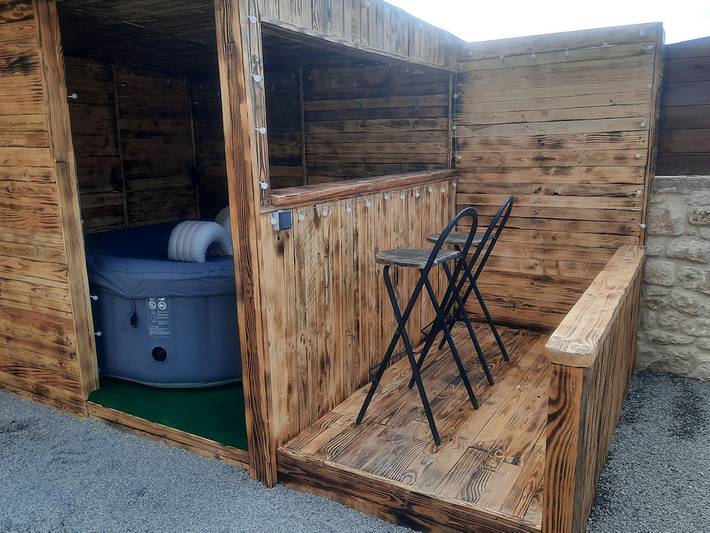Gîte pour 8 personnes, avec terrasse ainsi que jardin et jacuzzi, animaux acceptés