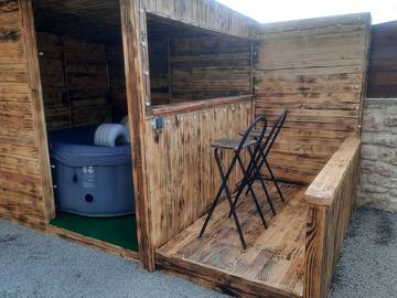 Gîte pour 8 personnes, avec jacuzzi ainsi que terrasse et jardin, animaux acceptés à Jayac
