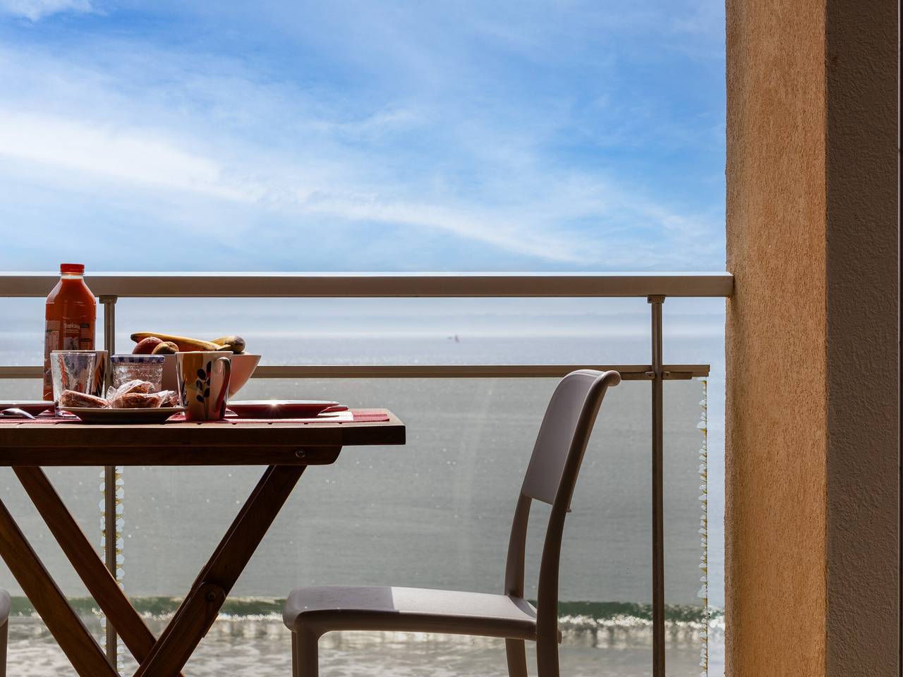 Entire apartment, Apartment 'Vue Mer By Madame Est Servie' with Sea View and Balcony in Trébeurden, Pink Granite Coast