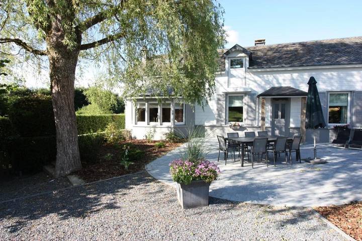 Location de vacances pour 8 personnes, avec Terrasse ainsi que Jardin et Vue dans Corbion