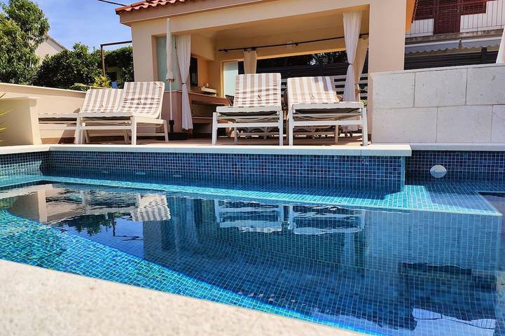 Ferienhaus für 6 Personen, mit Whirlpool und Garten sowie Pool, mit Haustier in Okrug Gornji