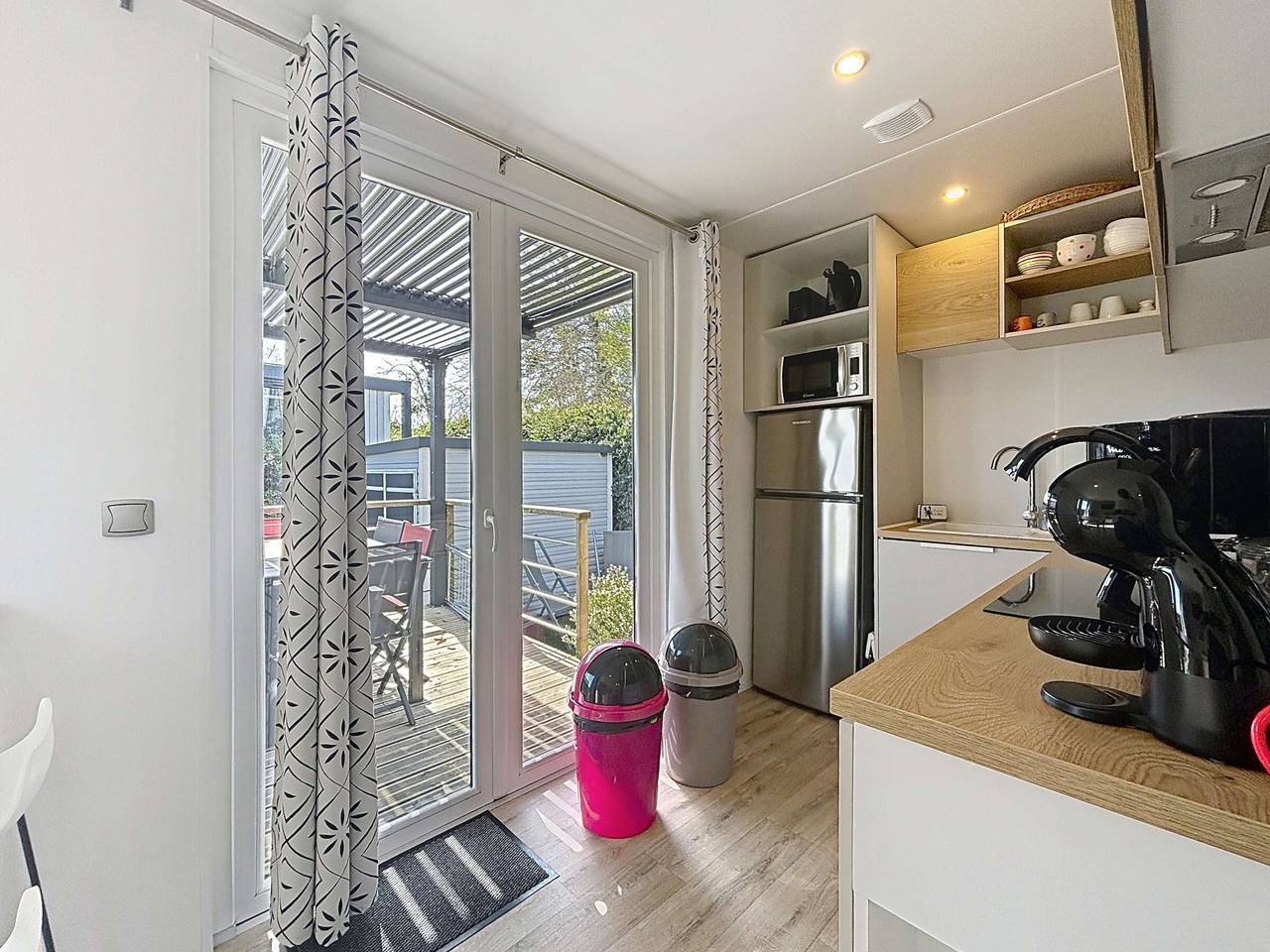 Mobil-home Grand Confort à 200m de la plage, 4 pers, piscine chauffée, parking, Wi-Fi inclus in Jullouville, Côte de la Déroute