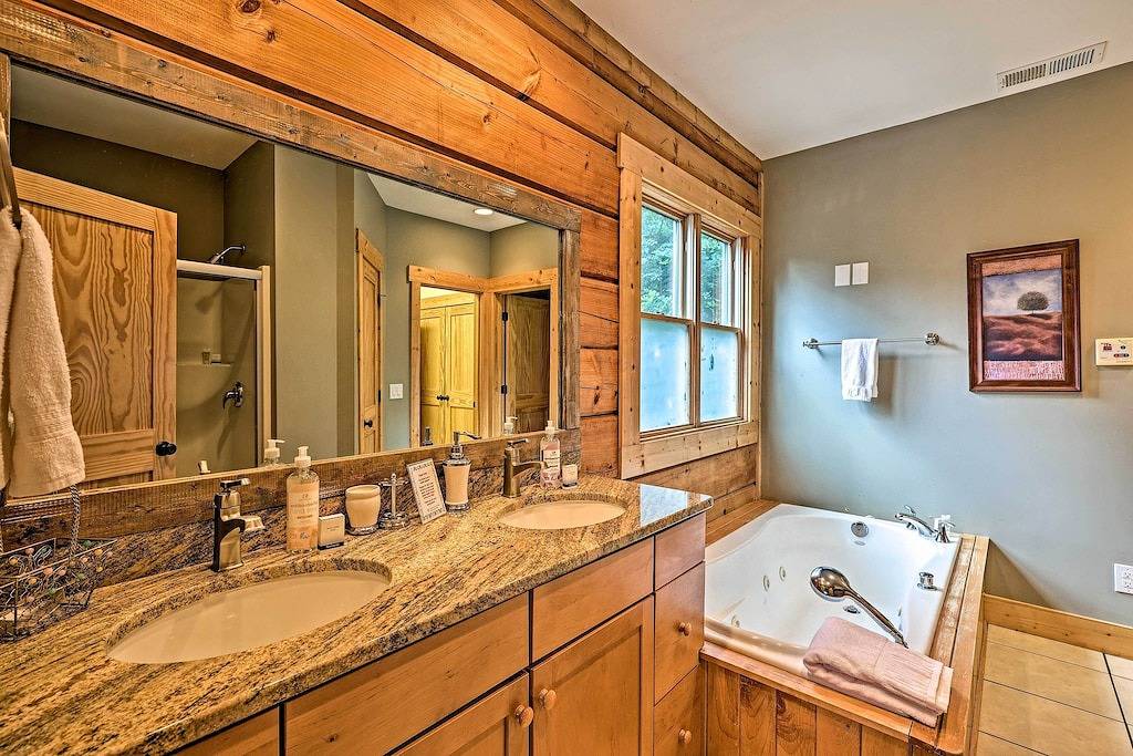 Family Cabin w/ Private Hot Tub & Views in Boone! in Blue Ridge Parkway, Watauga County