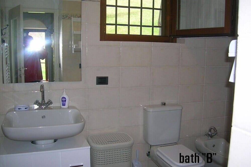 Ganze Wohnung, Demadonna \"Pur\" unit B ground floor, 50 sqm-independent entrance- 4 pax, 1 room in Pur, Ledro