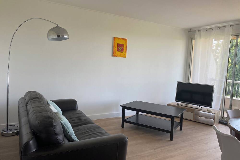 Apartamento entero, Fully renovated T4 apartment in gated community in Mondragon, Vaucluse